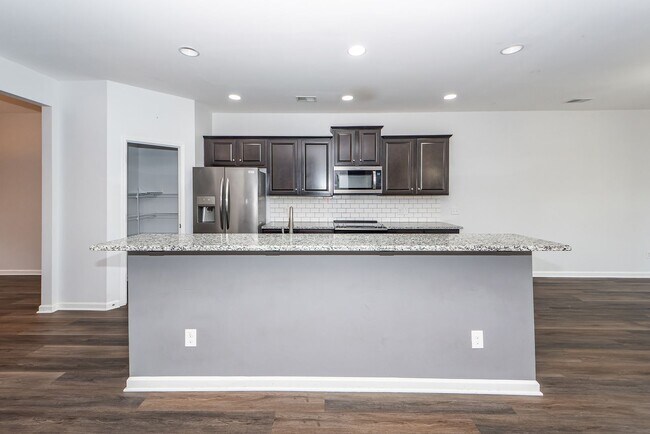 Building Photo - 5 Bedroom 3 Bath Home in Cane Bay Plantation - Summerville