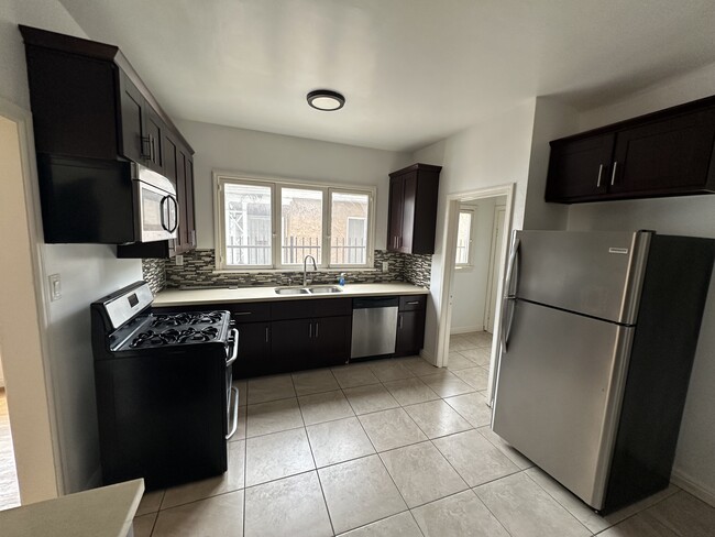 1618 kitchen with natural light - 1618 Hauser Boulevard