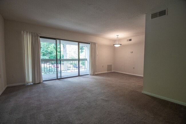 Building Photo - Charming Condo Living in the Heart of Chapel Hill!