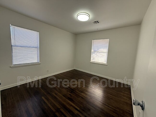 Building Photo - 337 W 47th St N