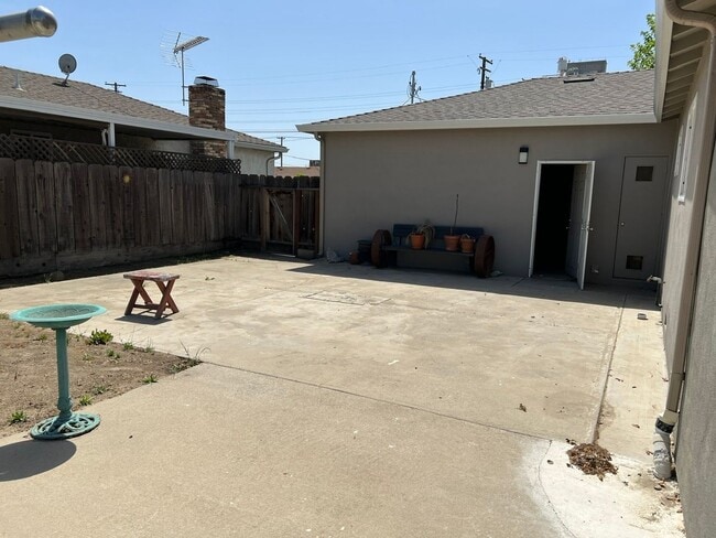Building Photo - 3-bedroom single story in Turlock!