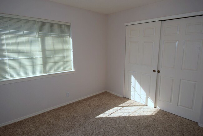 Building Photo - 3 Bedroom, 2 bath, 2 living areas, La Cueva area