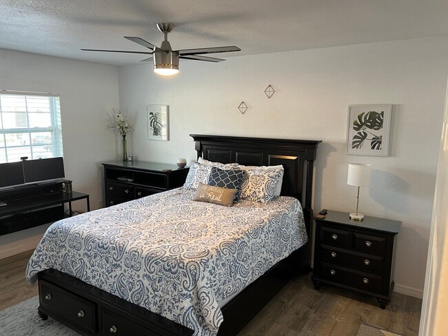 Guest bedroom - 8815 Bay Pointe Dr