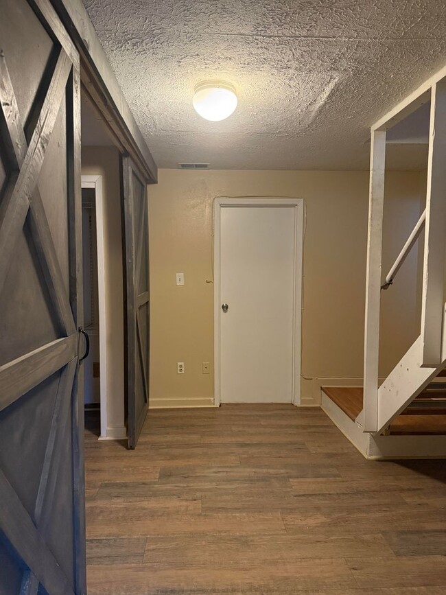 Building Photo - 3 Bedroom/2.5 bath Townhome Located on Blo...