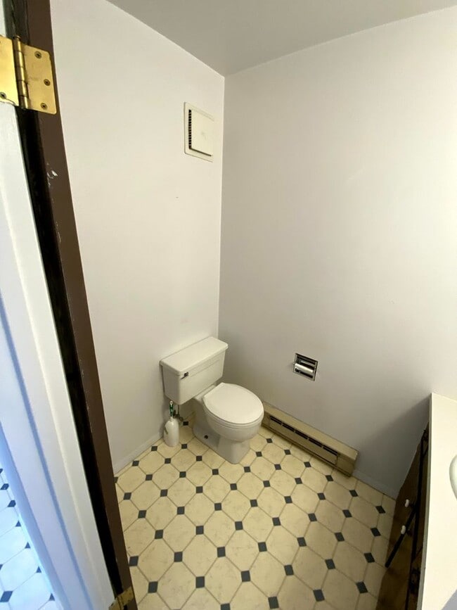 Building Photo - 3 Bedroom, 1.5 Bathroom Townhouse Next to High School and Middle School