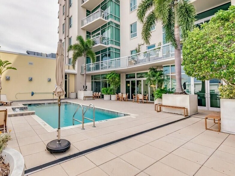 Building Photo - 400 4th Ave S