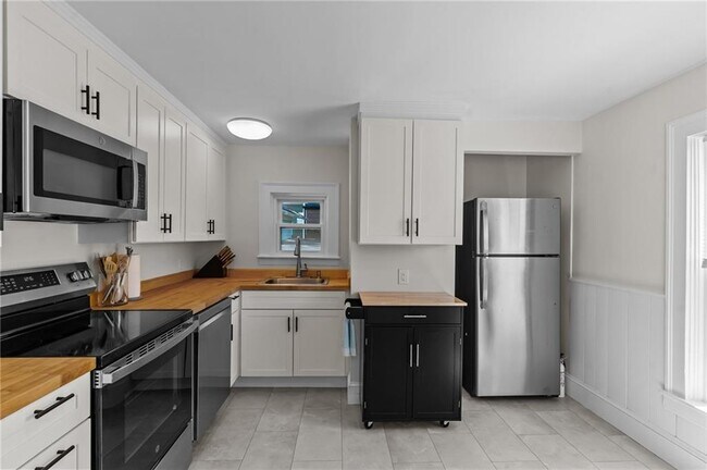 Building Photo - 11 Young St