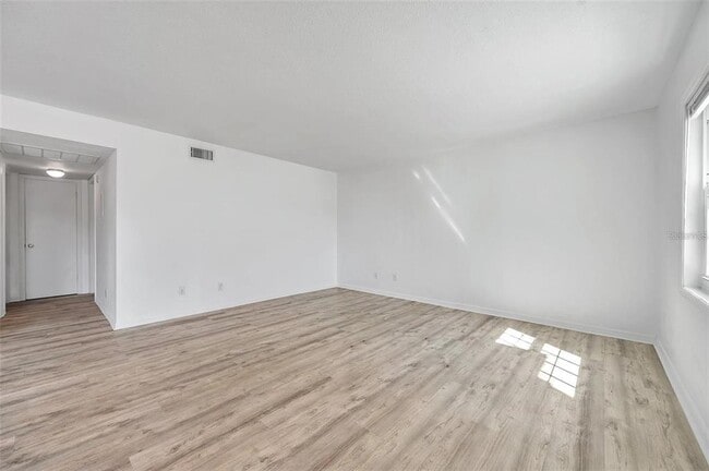 Building Photo - 108 Pompano Dr SE