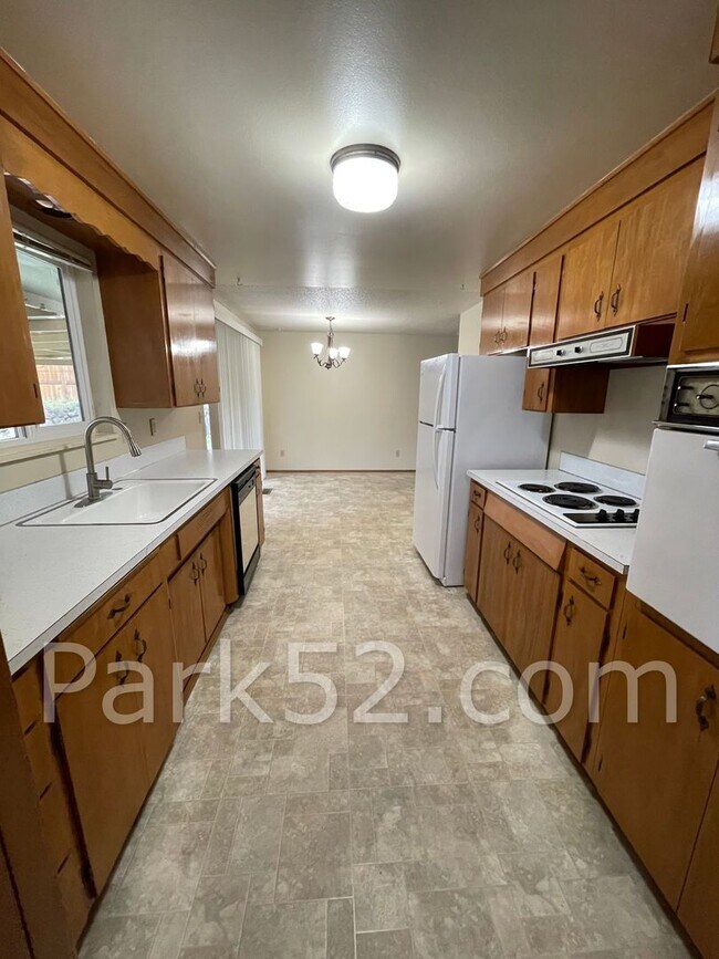 Building Photo - North Tacoma Duplex