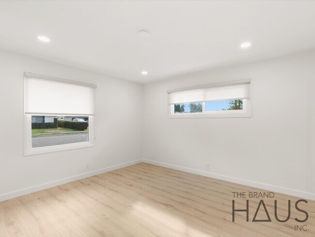 Building Photo - Two Primary Bedrooms, Pool, & Air Conditio...