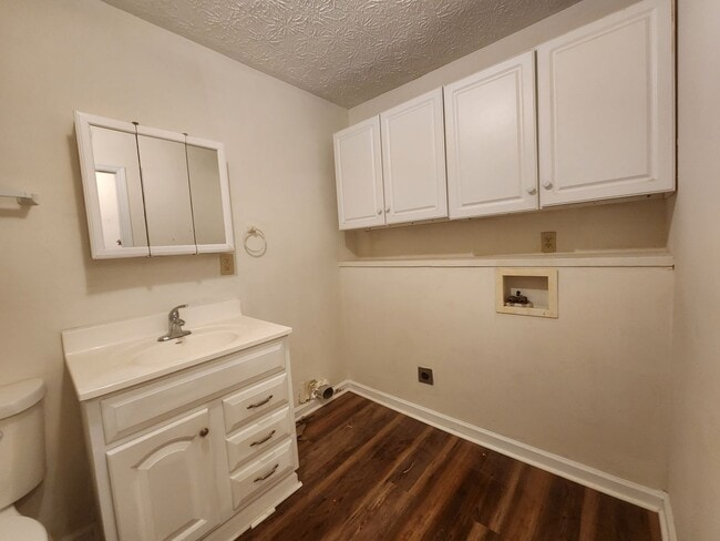 Building Photo - 3 Bed 2 Bath - North Columbus