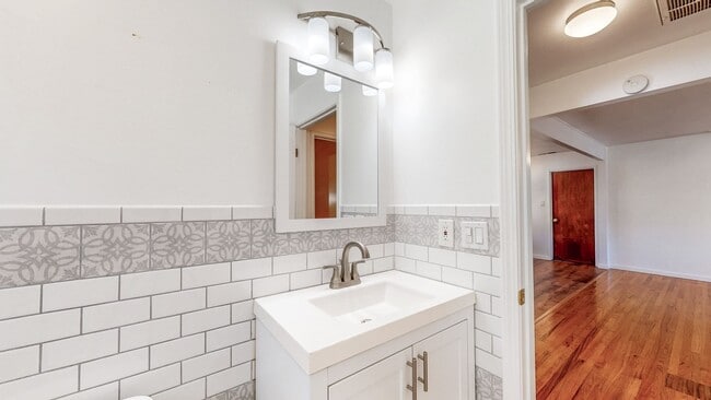 Building Photo - Delightful 2 Bedroom 1 Bath Unit with 1 Car Garage