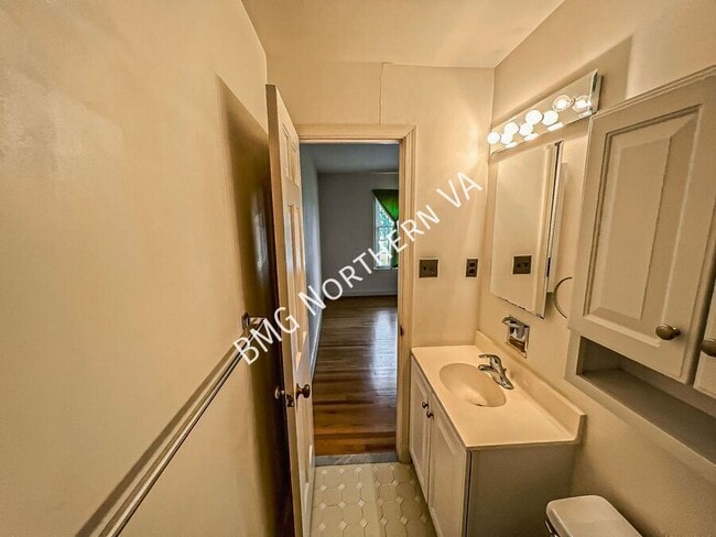 Building Photo - 1325 Lynnbrook Dr