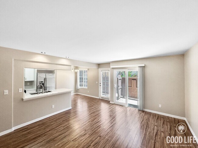 Building Photo - Beautiful 2B/2BA Townhouse w/ Washer/Dryer...