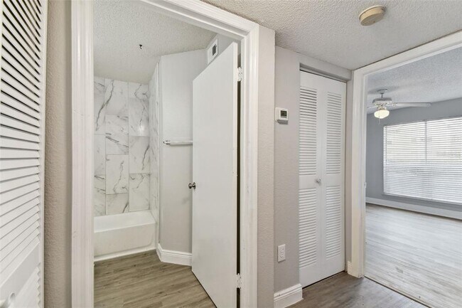Building Photo - 9481 Highland Oak Dr