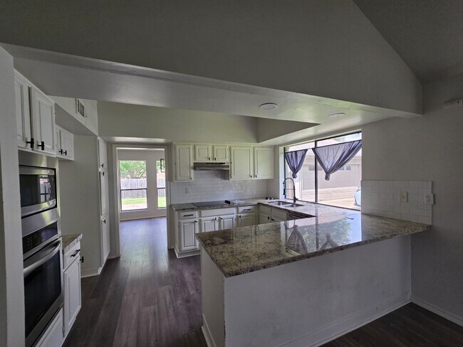 Building Photo - 610 Woodlake Cir