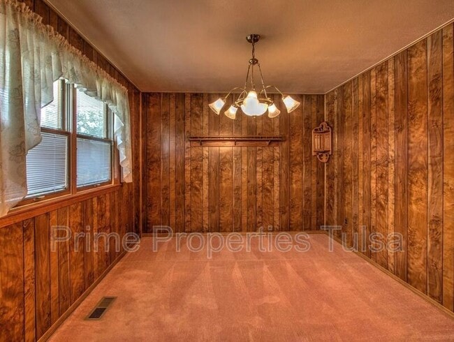 Building Photo - 156 E 57th Pl