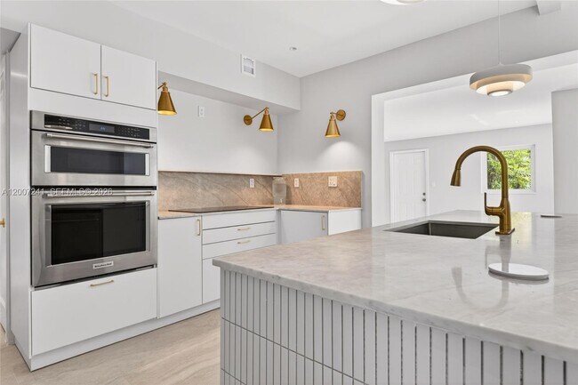 Building Photo - 1250 NE 133rd St