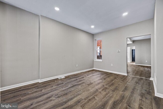 Building Photo - 1402 W 3rd St