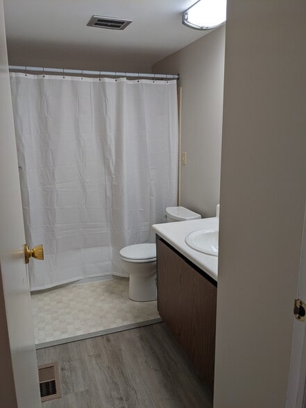 Full Bathroom - 4798 Moreland Dr W