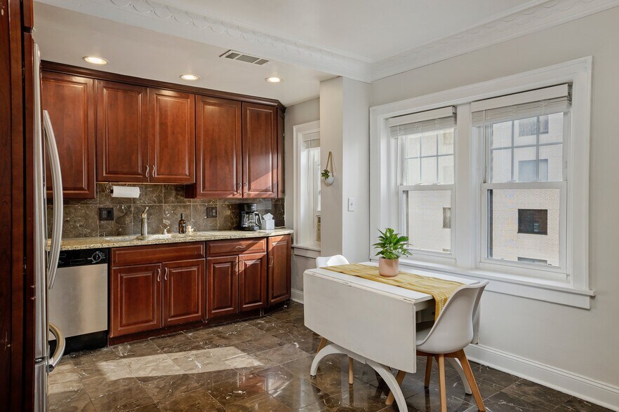 Building Photo - 807 W 48th St