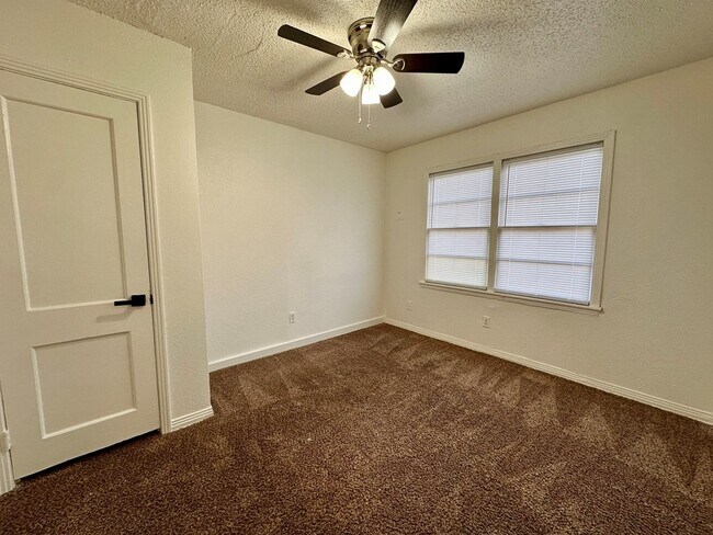 Building Photo - 3120 Chestnut Ave