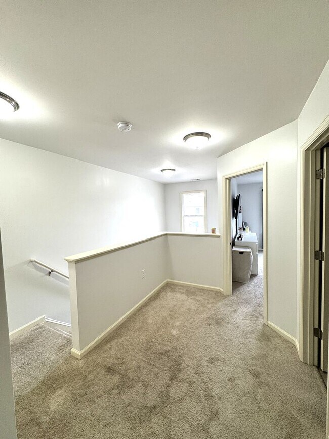 Building Photo - Beautiful Townhome with a Spacious Layout!
