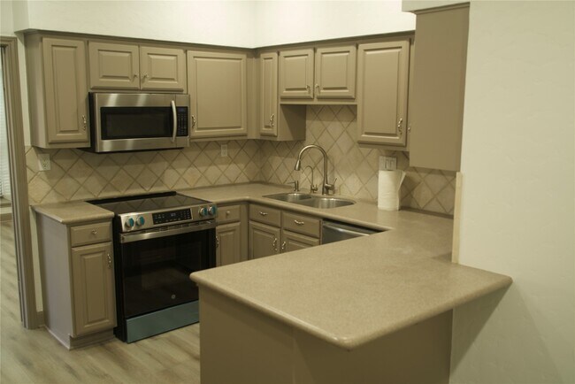 Building Photo - 2400 N Braeswood Blvd