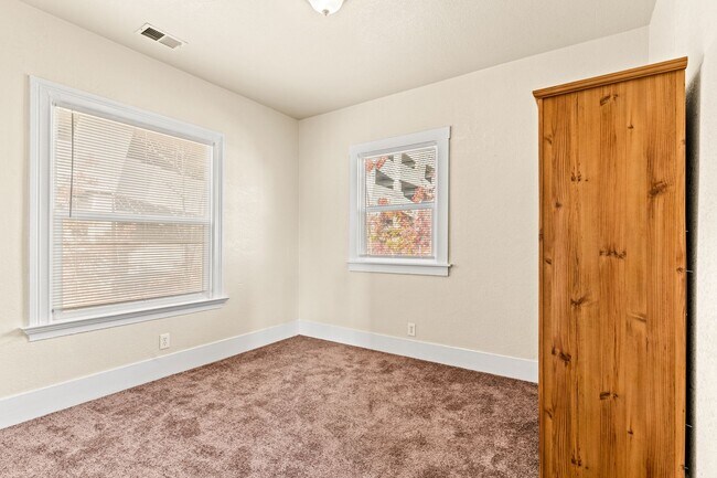 Building Photo - Massive 1,200 Sq Ft Renovated 3BR/2BA w/ Master Suite