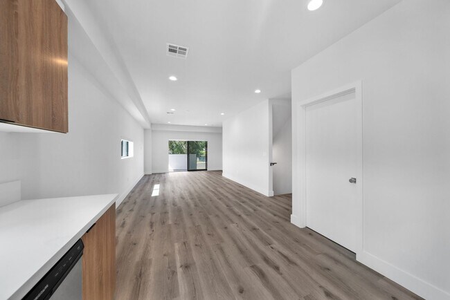 Building Photo - 1218 Magnolia