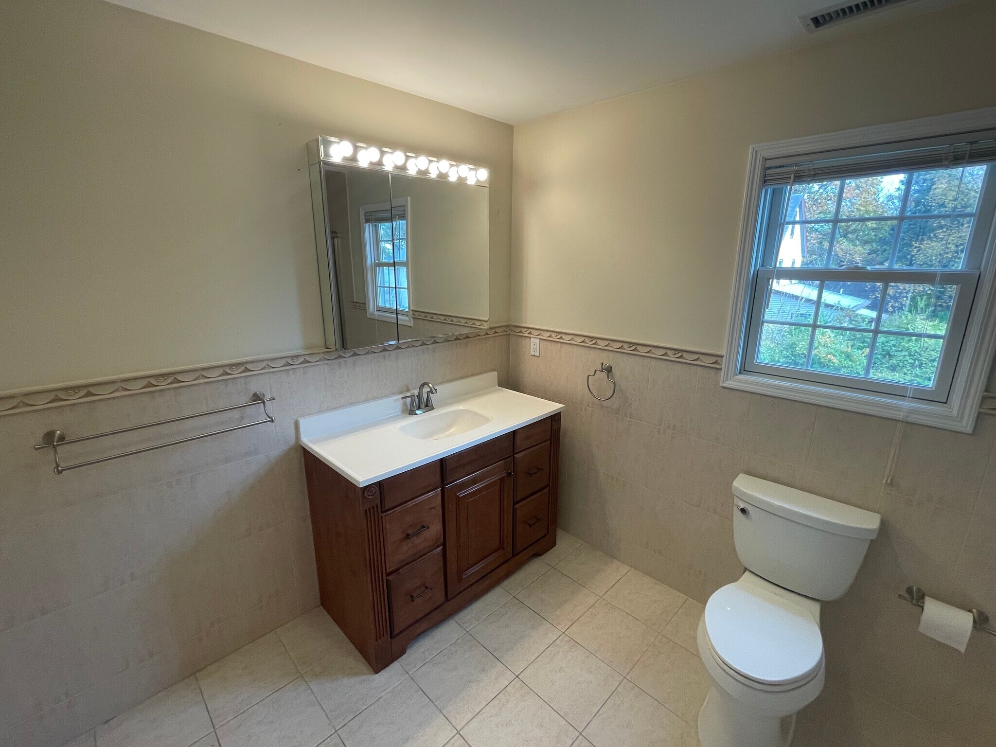 Building Photo - 292 Hemlock Ter