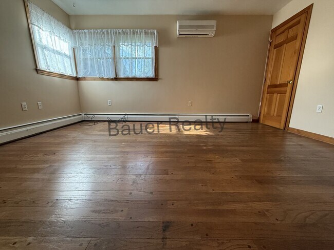 Building Photo - Four Bedroom, New London Schools