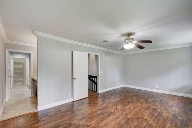 Building Photo - 1105 Maplewood Dr