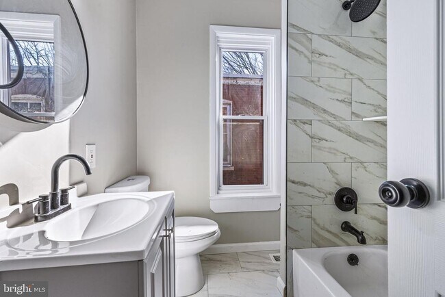 Building Photo - 1402 W 3rd St