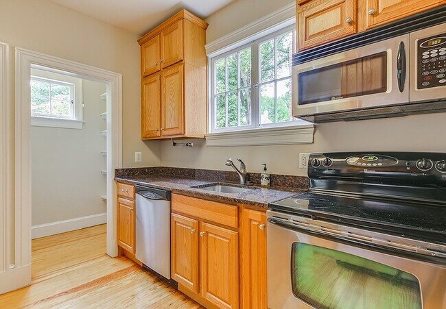 Building Photo - 3-Bed in the Heart of Washington, D.C. – Spacious 1996 Sq Ft with 2 Full Baths!"