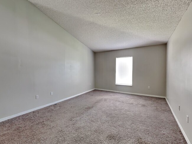 Building Photo - 3221 Utah Dr