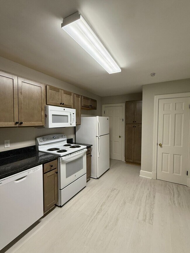 Building Photo - Spacious 3 Bed Duplex in Downtown Fredericksburg