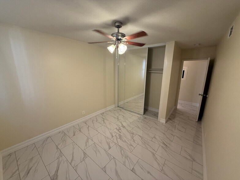 Building Photo - 6979 Palm Ct