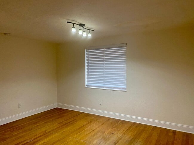 Building Photo - Euclid/Woodlawn Roommate Dream 4/3 home