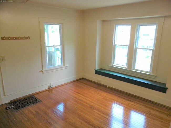 Building Photo - Available 6/1/2026 Charming Home With Priv...