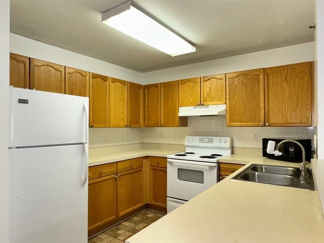 Building Photo - Gated Community! Close to the Beach and sh...