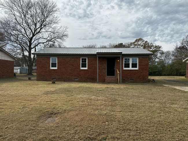 Building Photo - Cozy 3 Bedroom