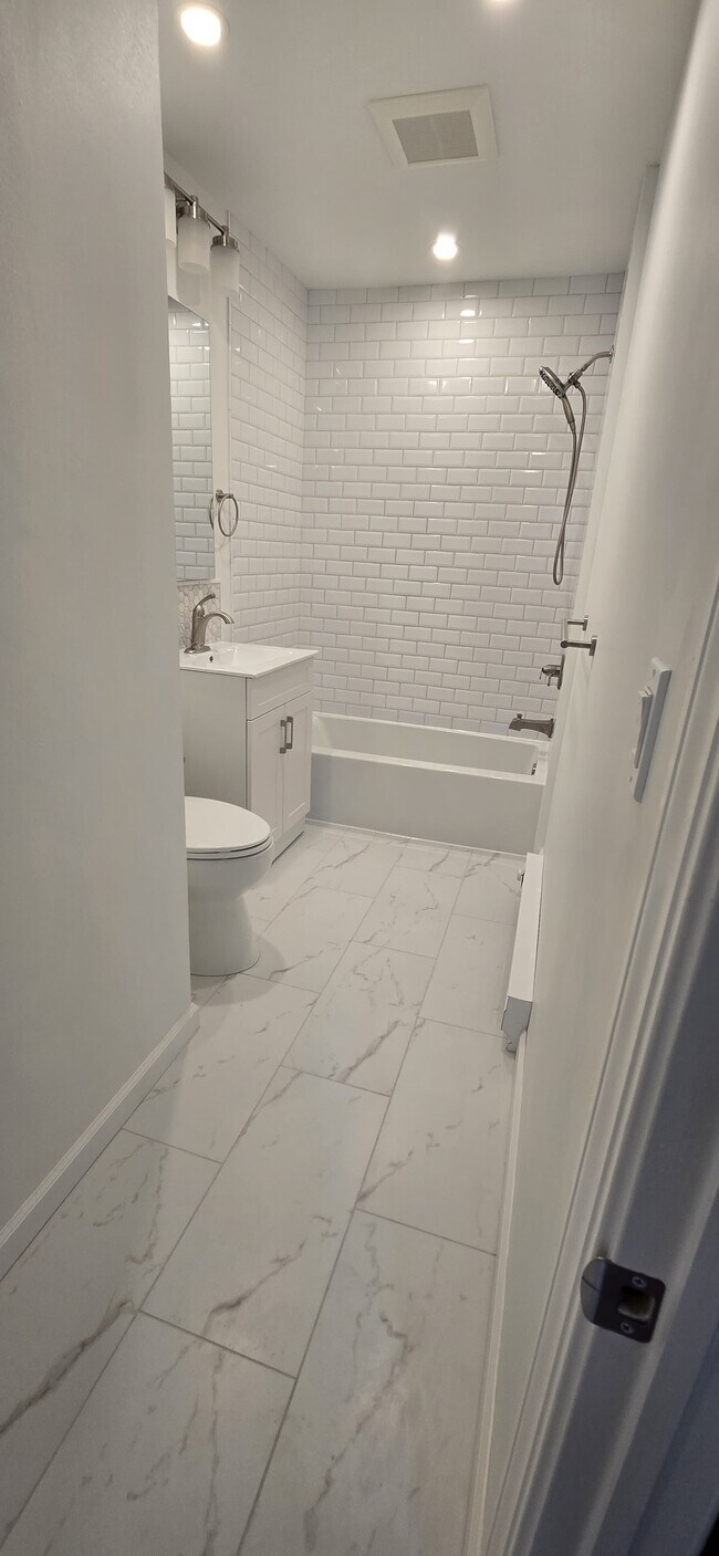 Building Photo - 214 N State St