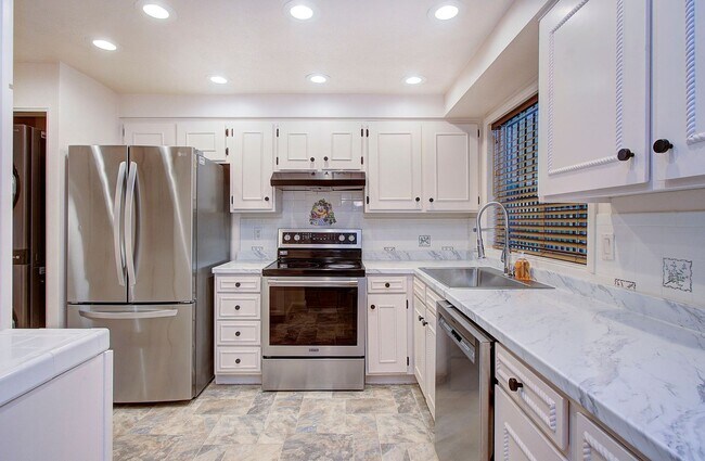 Building Photo - Bright 3 Bedroom 2 Bath Home in Pinebrook! Stainless Appliance Package