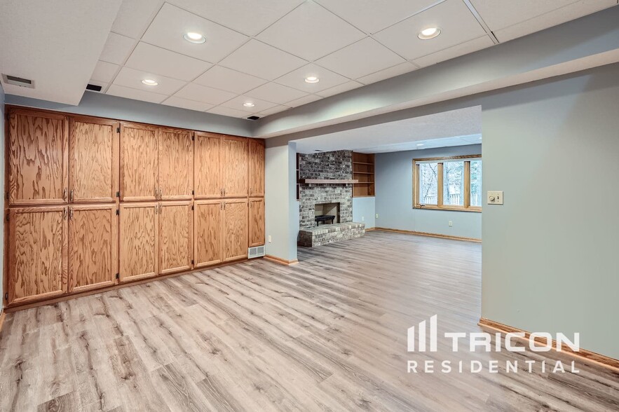 Building Photo - 5585 Rosewood Ln