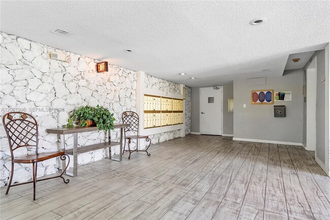 Building Photo - 230 Lakeview Dr