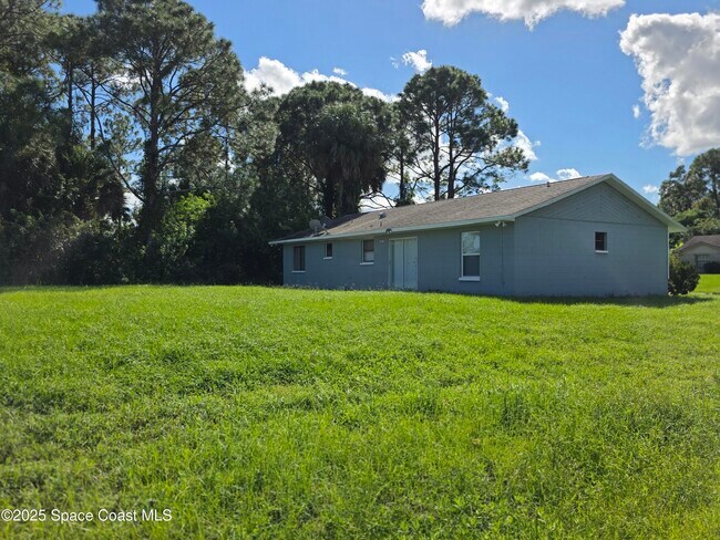 Building Photo - 901 Colonial Ave SE