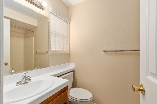 Building Photo - 2 Bedroom 1.5 Bath Townhome with  pvt pati...