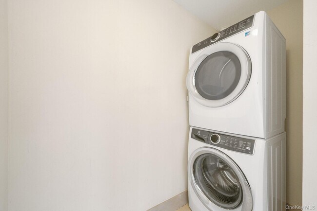 Building Photo - 1 Renaissance Square