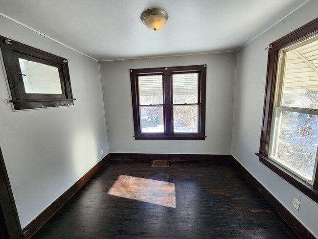 Building Photo - 3 Bedroom Home with 2 Car Detached Garage in East Moline